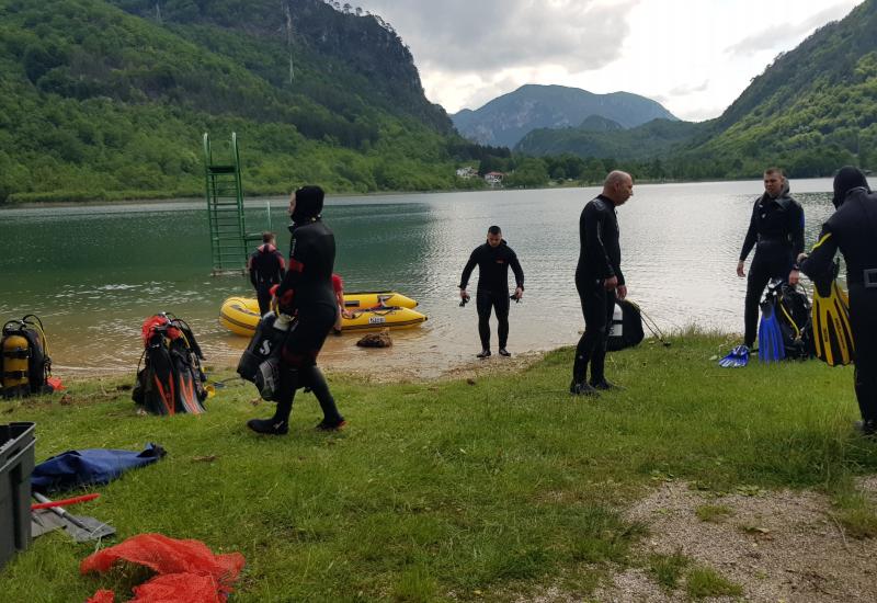 Sparkasse banka - akcija čišćenja na Boračkom jezeru u suradnji sa Ronilačkim klubom Bosna - Volonteri Sparkasse banke u akciji čišćenja na Boračkom jezeru